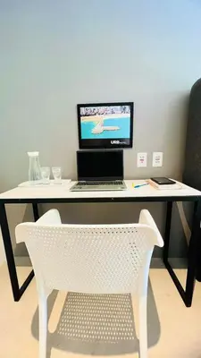 Uma televisão e/ou sistema de entretenimento em URB Hotel