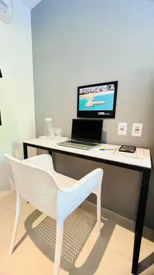 Uma televisão e/ou sistema de entretenimento em URB Hotel