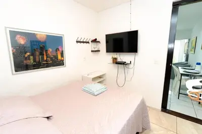 Uma televisão e/ou sistema de entretenimento em Charmoso Flat Funcional No PAPICU Próximo AO SHOPPING RIO MAR