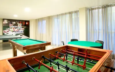 Uma mesa de bilhar em Sun Residence