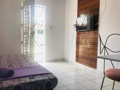 Uma televisão e/ou sistema de entretenimento em La casita lilás