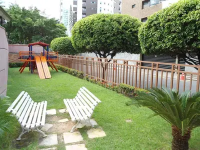 Um jardim no exterior de Apartamento em Meireles