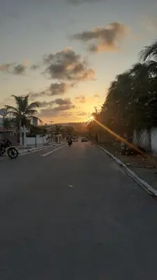 O nascer ou o pôr do sol visto a partir da casa de hóspedes