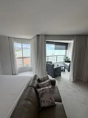Uma área de estar em Particular Iate Plaza