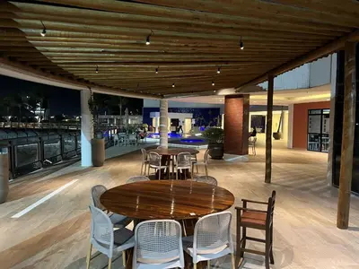 Um restaurante ou outro lugar para comer em Particular Iate Plaza