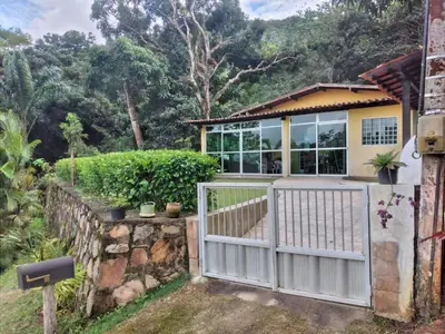 Um jardim no exterior de Linda casa em Guaramiranga