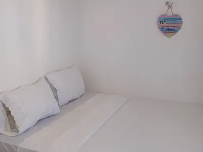 Uma cama ou camas num quarto em Quartos - Cíntia