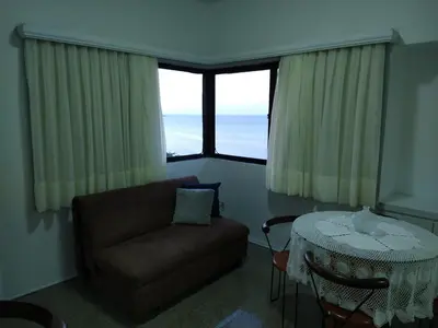 Uma área de estar em Flat Frente Mar 4 hospedes401
