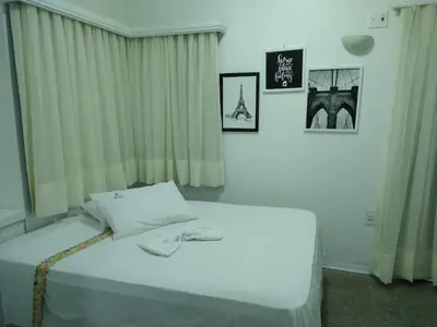 Uma cama ou camas num quarto em Flat Frente Mar 4 hospedes401