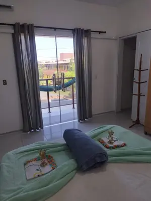 Uma cama ou camas num quarto em Sol Apartamento 4 - Quarto e sala com varanda e cozinha americana na praia do prea-CE