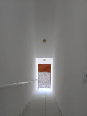 A planta de Sol Apartamento 4 - Quarto e sala com varanda e cozinha americana na praia do prea-CE