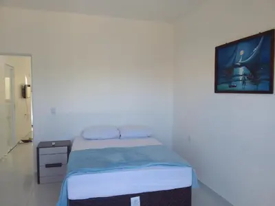 Uma cama ou camas num quarto em Apartamento Lua 3 - Quarto e Sala com Varanda e cozinha americana na praia do preá-Ce
