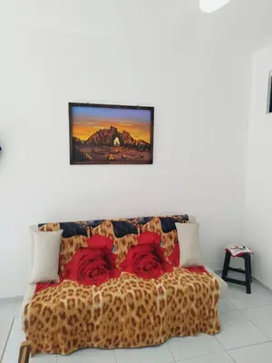 Uma televisão e/ou sistema de entretenimento em Apartamento Lua 3 - Quarto e Sala com Varanda e cozinha americana na praia do preá-Ce
