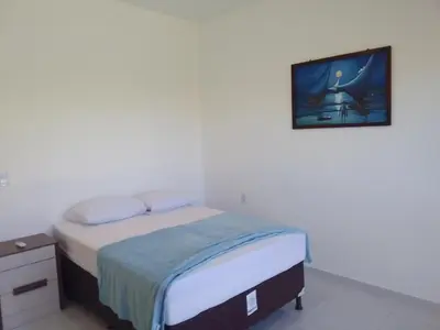 Uma cama ou camas num quarto em Apartamento Lua 3 - Quarto e Sala com Varanda e cozinha americana na praia do preá-Ce