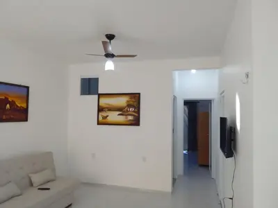 Uma televisão e/ou sistema de entretenimento em Apartamento Lua 3 - Quarto e Sala com Varanda e cozinha americana na praia do preá-Ce