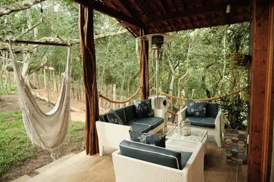 Uma área de estar em Chalé encantador em Guaramiranga