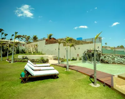 Um jardim no exterior de Carlore Hotel Taíba