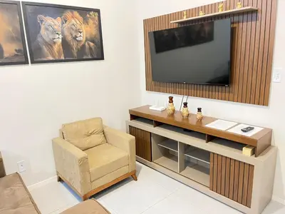 Uma televisão e/ou sistema de entretenimento em Refúgio Tropical: Casa das Praias