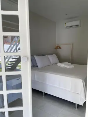 Uma cama ou camas num quarto em Charlotte House
