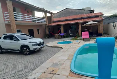A piscina em ou perto de Sacada do mar