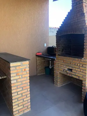As comodidades para churrasco disponíveis para os clientes desta casa de férias