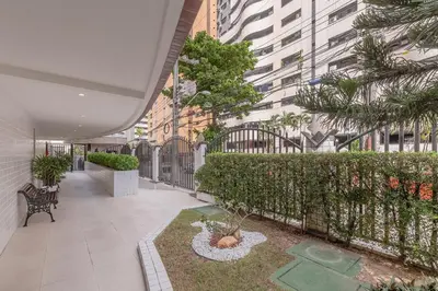 Um jardim no exterior de Hamilton #1404 - Apto na praia by Carpediem
