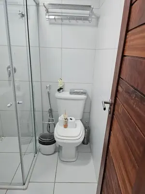 Uma casa de banho em Flêbeach