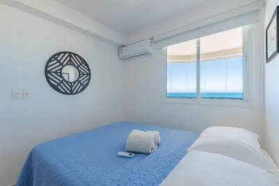 Uma cama ou camas num quarto em Beach Village #1503 - Apê na Praia por Carpediem