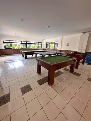 Uma mesa de bilhar em Happy Living Resort