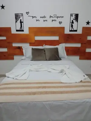 Uma cama ou camas num quarto em Central Palace Hotel