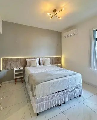 Uma cama ou camas num quarto em 958 Golden Flat Fortaleza