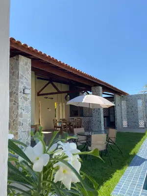 Um jardim no exterior de Sítio Sossego - a 5 min da Praia das Fontes