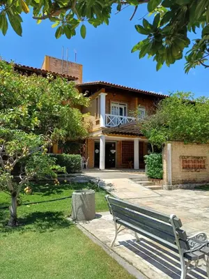 Um jardim no exterior de Hotel Porto Belo