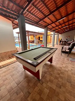 Uma mesa de bilhar em Brisa do Sol