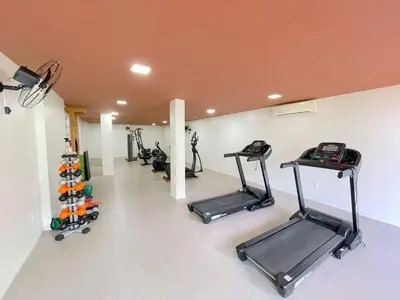 O centro de fitness e/ou as comodidades de fitness de Apartamento Confortável - Porto das Dunas - Perto do Beach Park