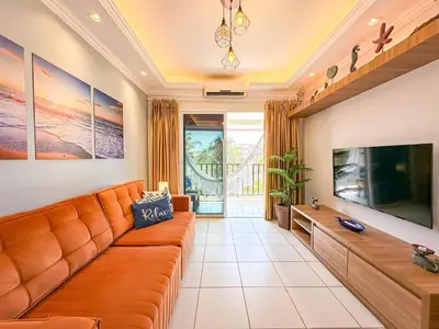 Uma televisão e/ou sistema de entretenimento em Beach Living - pé na areia, 200m do Beach Park