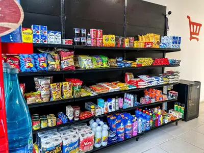 Um supermercado ou outras lojas no apartamento ou nas proximidades