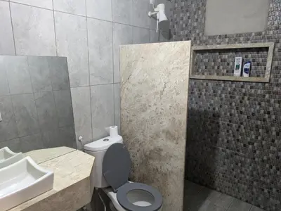 Uma casa de banho em SOS Kite Hostel