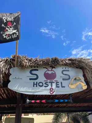Um certificado, prémio, placa ou documento mostrado em SOS Kite Hostel