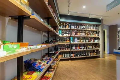 Um supermercado ou outras lojas no apartamento ou nas proximidades