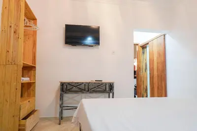 Uma televisão e/ou sistema de entretenimento em Hotel pousada Krone Praia de Iracema Fortaleza