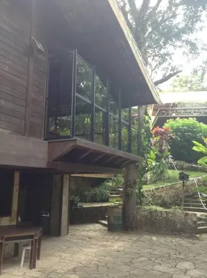 Um jardim no exterior de Chalé das Helicônias