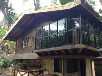 O edifício onde o chalé está situado