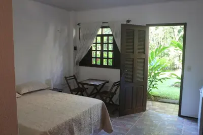 Uma cama ou camas num quarto em Chalé das Helicôneas - Suítes