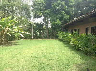Um jardim no exterior de Chalé das Helicôneas - Suítes