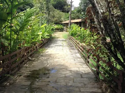 Um jardim no exterior de Chalé das Helicôneas - Suítes