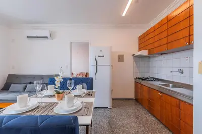 A cozinha ou kitchenette de Vista Alta - 150 metros BEIRA MAR - Garagem - Recepção 24horas - Smart TV - Cozinha Completa - Ar Condicionado Sala e Quarto - Internet 100Mb Upload e 50Mb Download