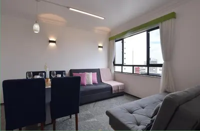 Uma área de estar em Vista Alta - 150 metros BEIRA MAR - Garagem - Recepção 24horas - Smart TV - Cozinha Completa - Ar Condicionado Sala e Quarto - Internet 100Mb Upload e 50Mb Download