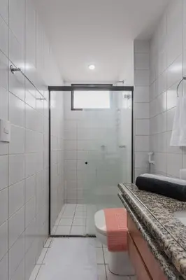 Uma casa de banho em Vista Alta - 150 metros BEIRA MAR - Garagem - Recepção 24horas - Smart TV - Cozinha Completa - Ar Condicionado Sala e Quarto - Internet 100Mb Upload e 50Mb Download