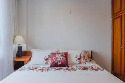 Uma cama ou camas num quarto em Vista Alta - 150 metros BEIRA MAR - Garagem - Recepção 24horas - Smart TV - Cozinha Completa - Ar Condicionado Sala e Quarto - Internet 100Mb Upload e 50Mb Download
